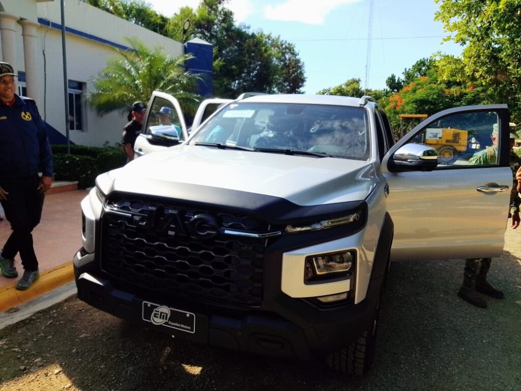 Alcalde de Laguna Salada: Recibe camioneta nueva de parte del presidente Luis Abinader, ayer