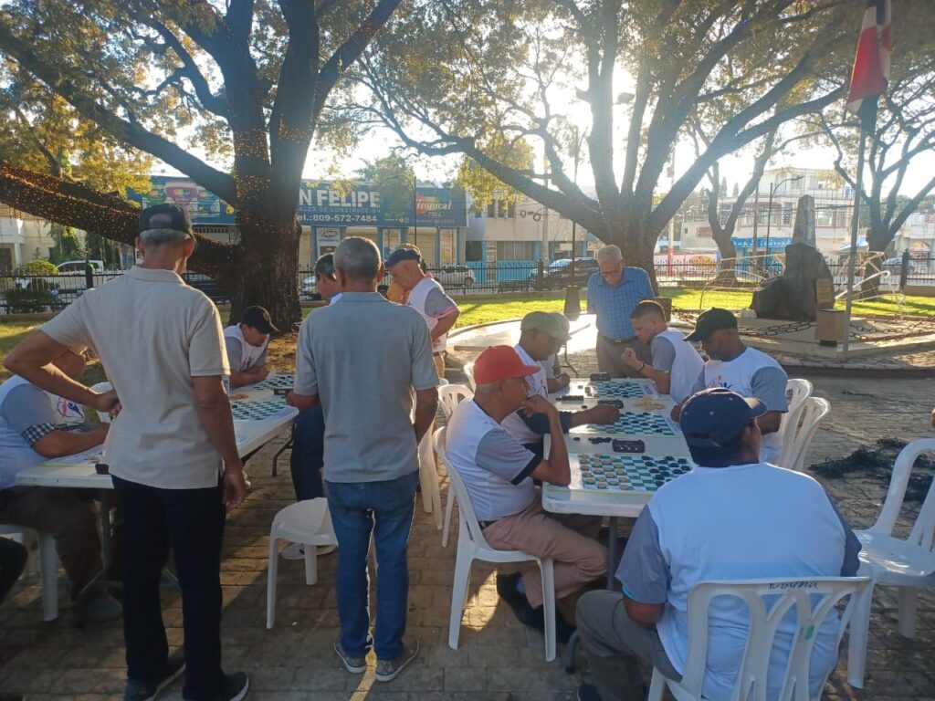 Ping Pong, baloncesto, voleibol, tablero, bádminton y lucha olímpica, dominaron hoy en parque Amado Franco Bidó