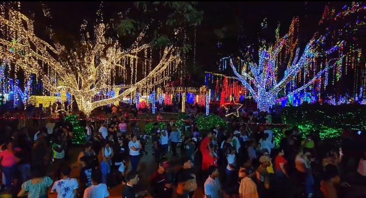 Así luce el parque de Mao, con luces, músicas, bailes, y alegrías, en estas Navidades Así luce el parque de Mao, con luces, músicas, bailes, y alegrías, en estas Navidades