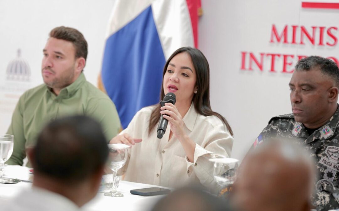 La-ministra-Faride-Raful-encabeza-reunion-de-autoridades-con-comerciantes-del-D.-N-scaled-e1729445122319-1080×675