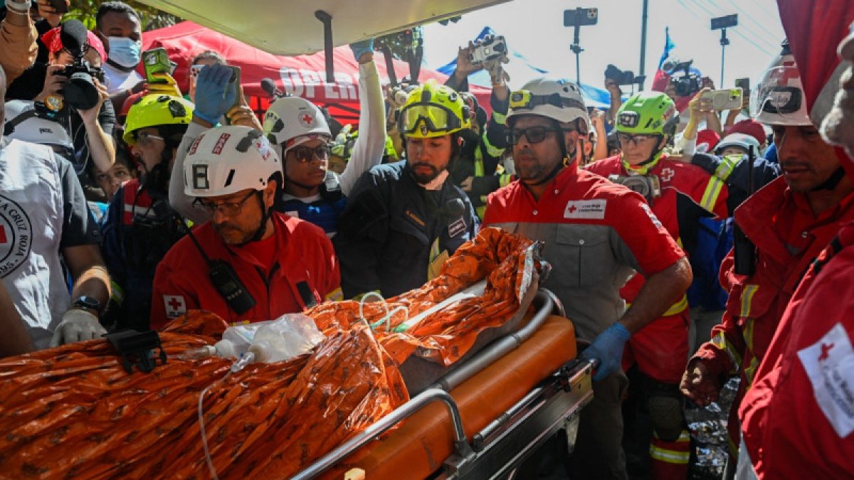 Rescatan a superviviente de los terremotos en Venezuela tras ocho días bajo los escombros