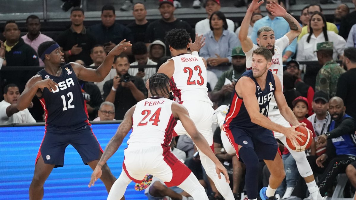 Matt Ryan de los Estados Unidos protege el balón durante la segunda mitad del choque contra República Dominicana.