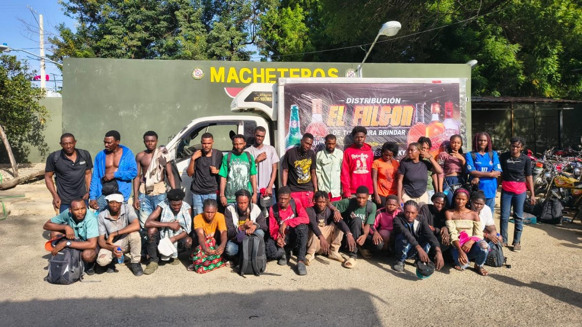 El camión Hyundai Porte II fue interceptado por soldados del Ejército en la Autopista Duarte, donde fueron encontrados 29 ciudadanos haitianos en condición migratoria irregular.