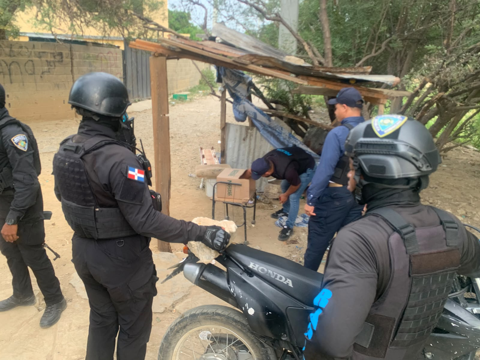 Policía ocupa 59 porciones de presuntas drogas durante operativos en Esperanza