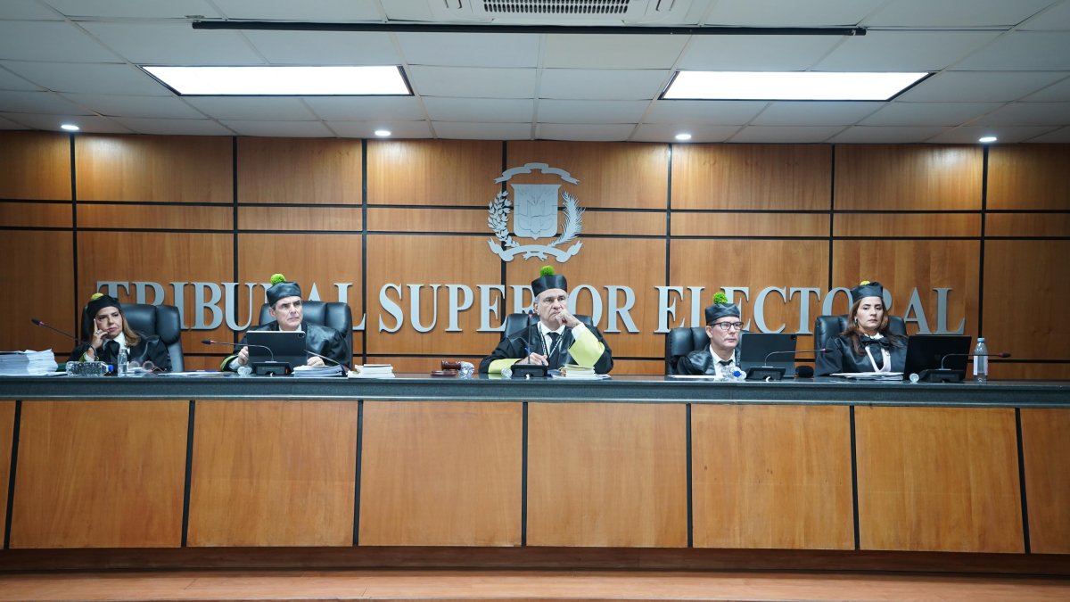 Los miembros del TSE: Ygnacio Pascual Camacho Hidalgo, Pedro Pablo Yermenos Forastieri, Fernando Fernández Cruz, Rafaelina Peralta Arias y Lenis Rosángela García Guzmán.