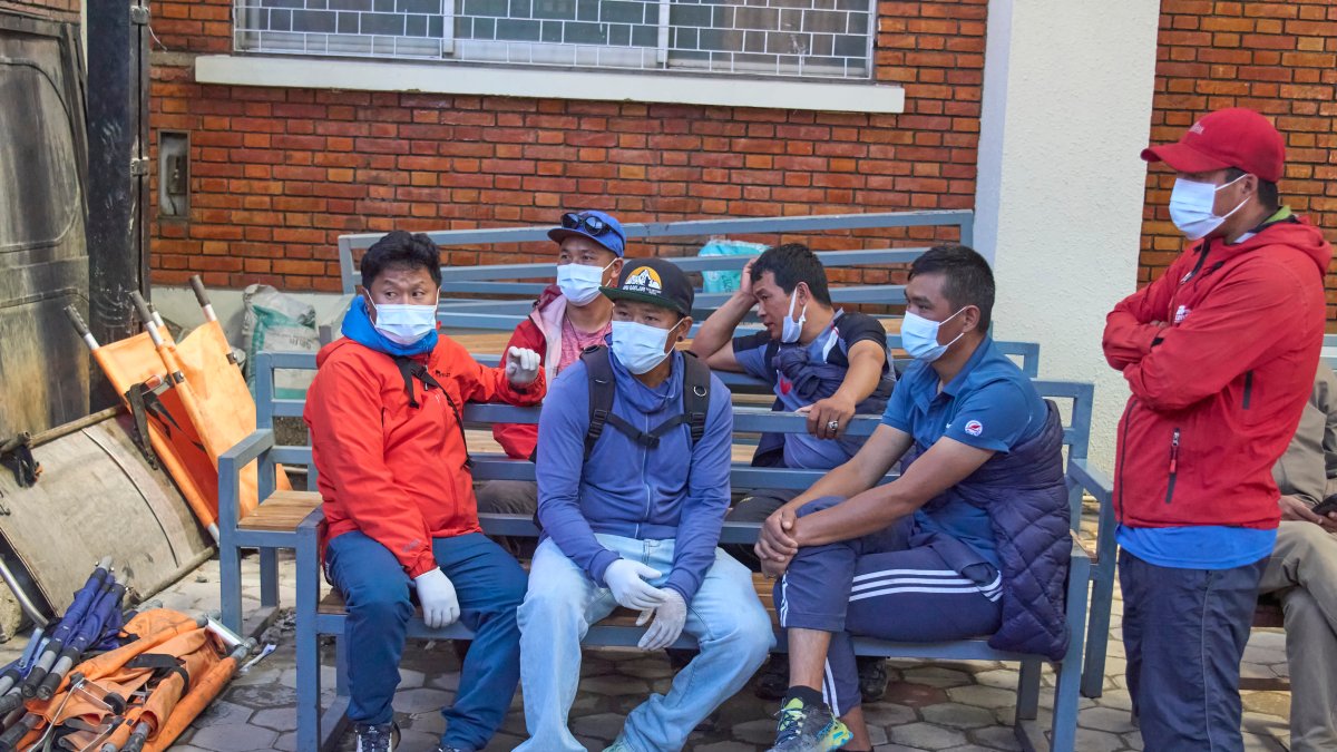 Familiares y amigos de montañeros nepalíes se reúnen después de que los cuerpos de varios montañeros recuperados tras una avalancha en el monte Himlung se llevaran a la morgue de un hospital en Katmandú, Nepal, el lunes 28 de septiembre de 2026. (AP Foto/Niranjan Shrestha)