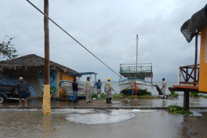 Unos trabajadores arrastran una embarcación hacia la orilla mientras el huracán Polo se acerca a Puerto San Carlos, en el estado de Baja California Sur, México, el lunes 28 de septiembre de 2026. (Foto AP/Eduardo Verdugo)